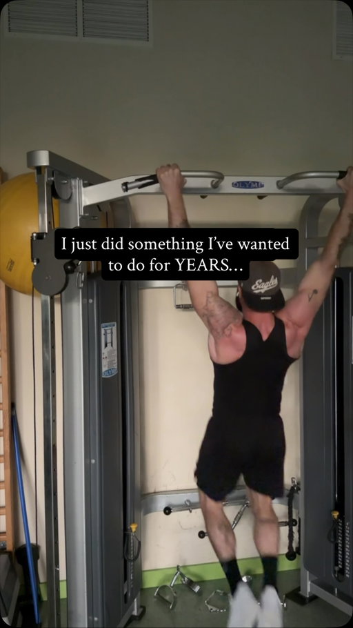 I didn’t think this would happen today! Literally spent 7 hours travelling from Paris to Poland. Used google translate to find the gym. Got there 15 minutes before it closed and decided to try a muscle up. I’ve been practicing assisted ones with @seanekilapt but this is the first time I’ve done it solo. So happy I was filming 💪🏼💪🏼
If you see me on stage feeling myself tonight this is why 🇵🇱