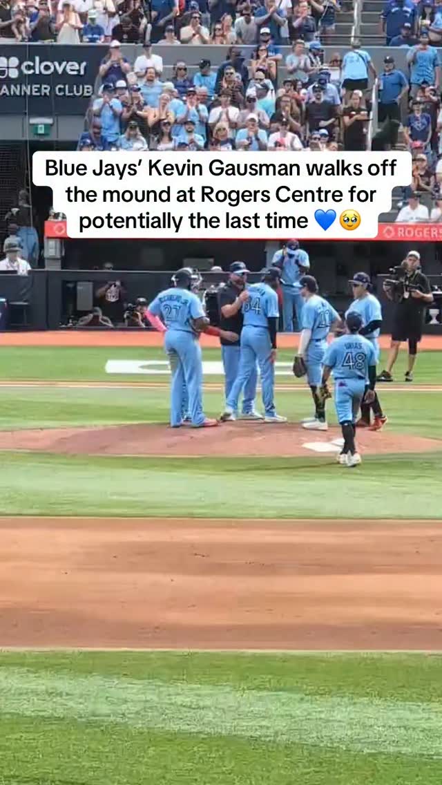 HUGE standing ovation for Gausman as he exits what could be his final game for the Blue Jays 😭🥺👏

🎥 @streiffers.sports 
#bluejays #toronto #mlb