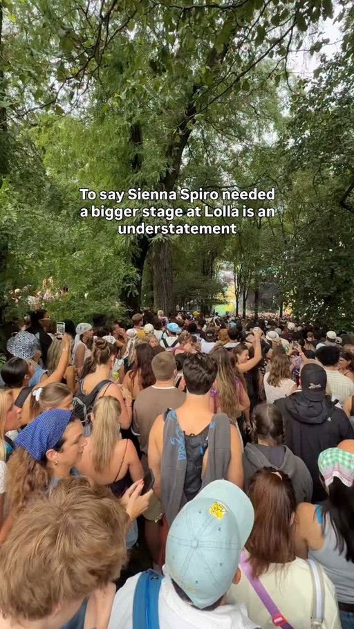 @siennaspiro, I can’t see you but I can hear you!! The queen of the @airbnb stage at @lollapalooza 

#chicagogram #lolla #lollapalooza #siennaspiro #chicagomusic