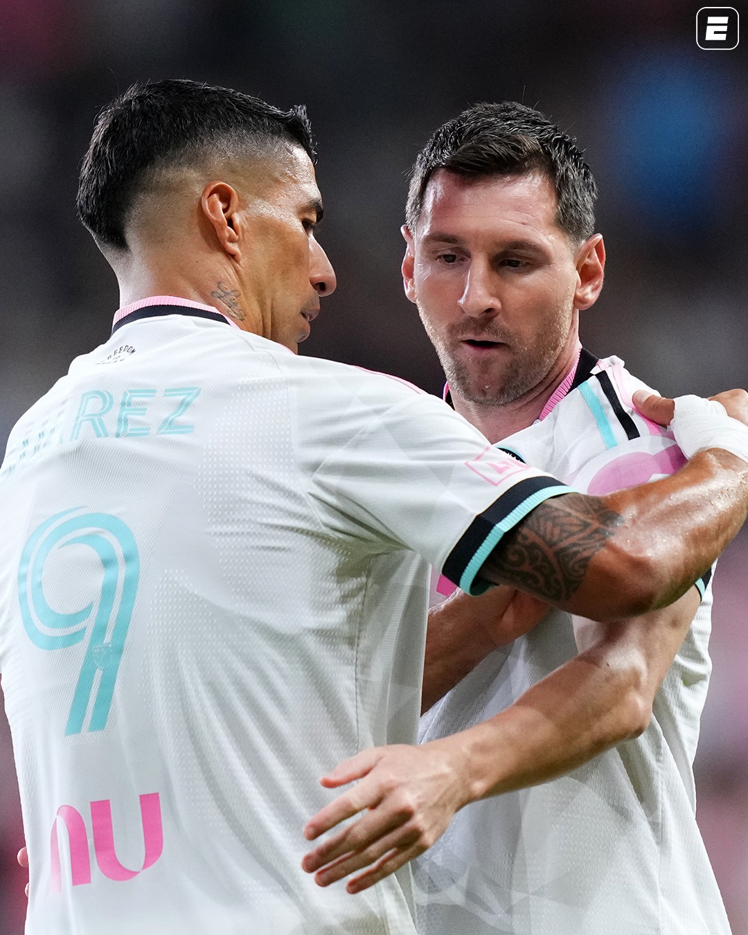 O HOMEM VOLTOU! 🐐👀

Lionel Messi fez seu primeiro jogo pelo Inter Miami após o vice-campeonato da Copa do Mundo com a Argentina. O craque começou no banco, entrou no segundo tempo e, em apenas 30 segundos, já criou uma grande chance e quase balançou as redes contra o Columbus Crew. ✨⚽

#FutebolNaESPN #Messi #InterMiami