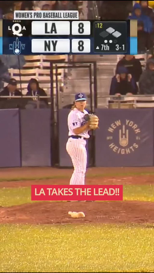 LA comes back from being down 4 runs to take the lead! 🤯
