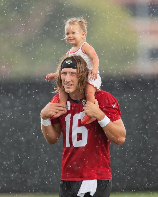 Trevor Lawerence and his daughter Shae having fun in the rain 🥹🫶

📸: AP