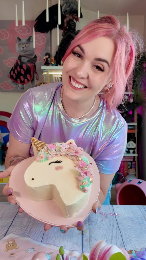 🦄 Hoy en transformando tartas de supermercado… la tarta unicornio 🤭 una de mis favoritas porque ha quedado preciosa.

A partir de cualquier tarta o bizcocho redondo puedes usar este truco para cambiar de forma, sin necesidad de un molde especial

✨La he cubierto de buttercream, en este caso he usado “buttercream de merengue suizo” que me parece algo más estable para el calorazo que hace (y también me resulta más fácil de usar)

¿Qué os ha parecido?😍 

#recetasburpee_vet #postres #recetas
