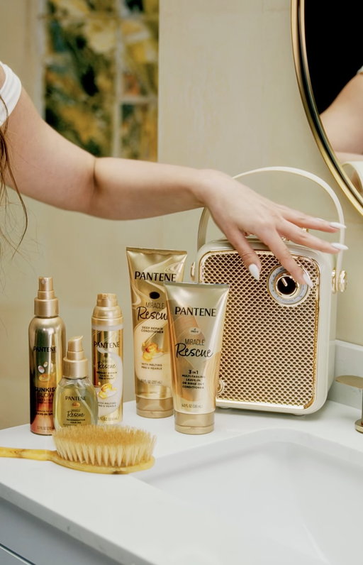 get to know @fefioliveira on set with Pantene filming for Prende el Party! 🏖️🧖‍♀️🫧