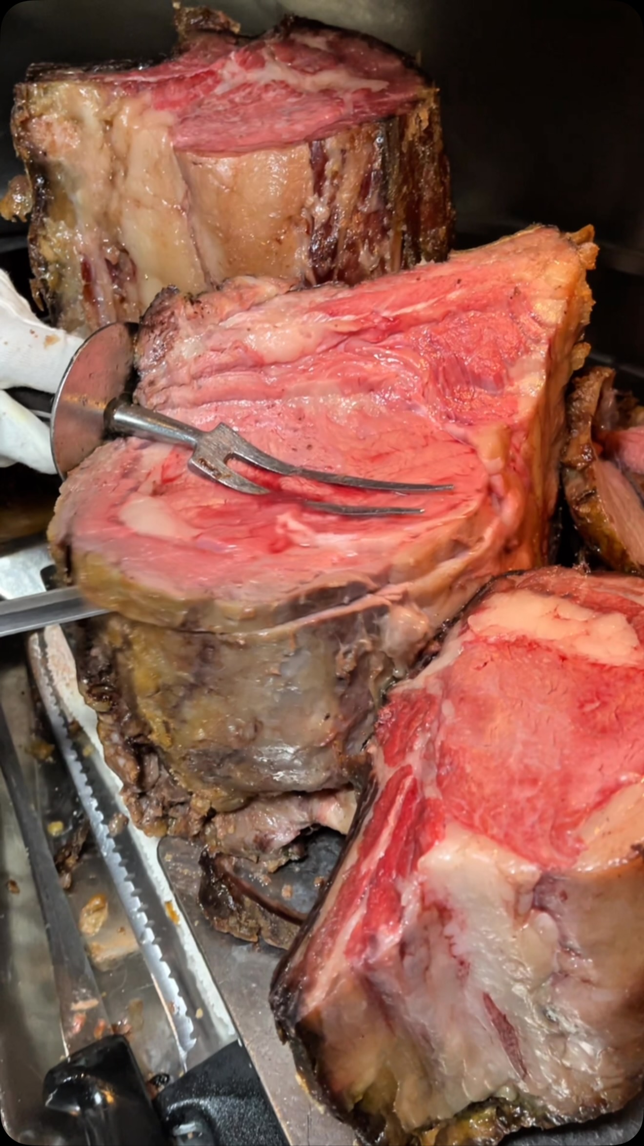 There's just something about a slow roasted Prime Rib that gets tongues wagging and @lawrystheprimeriblasvegas @lawrystheprimerib does one of the best in Las Vegas!