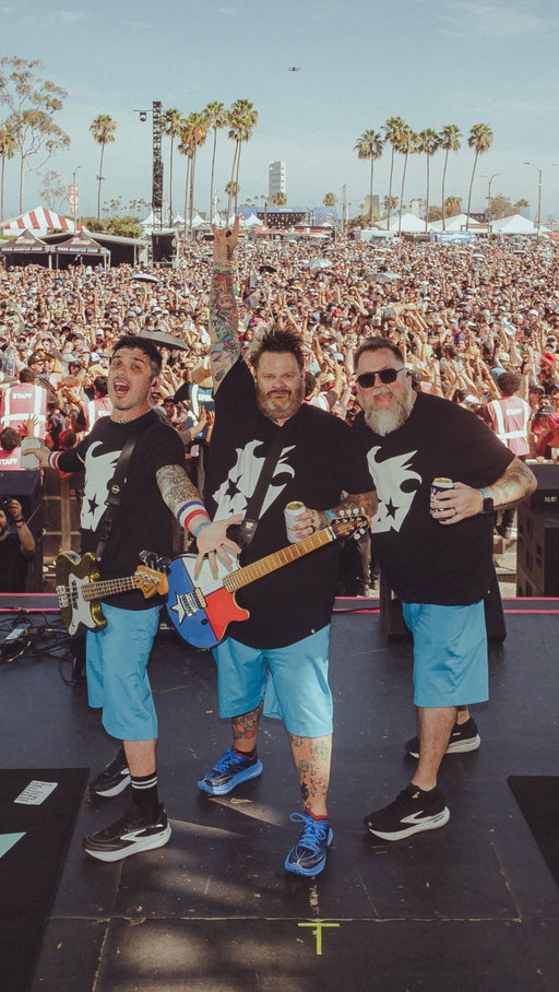 Last weekend at @vanswarpedtourlb we played the song that should ALWAYS be at @vanswarpedtour, Teenage Dirtbag by our friends, your friends, @wheatusofficial!

Shout out to @shira_girl from @grittyinpinklife on the harmonies!