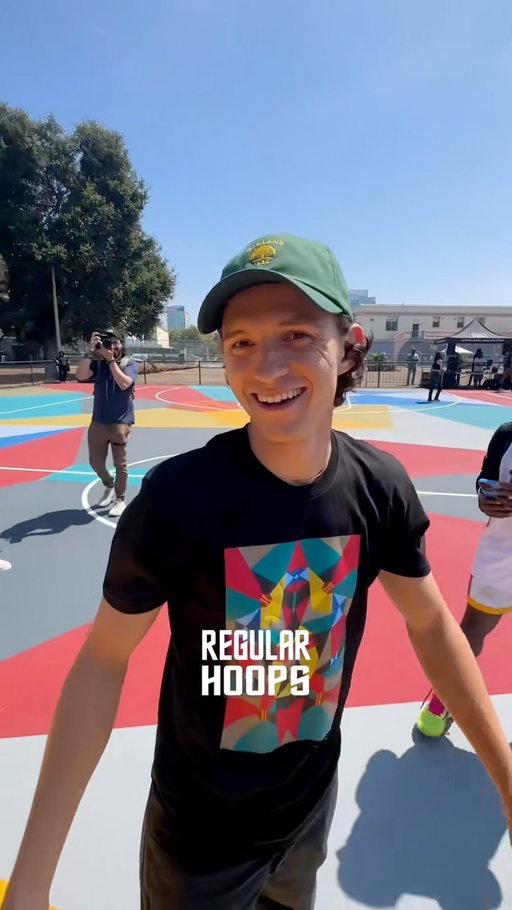 Tom Holland’s jumper is smooth. 🙌🔥 (via @regularhoops)