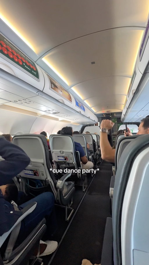 Never in my life have I witnessed this on a plane 👀😭 what do we think would this help your fight anxiety??? ILY @vivaaerobus 

#travel #planeride #cabo #flight
