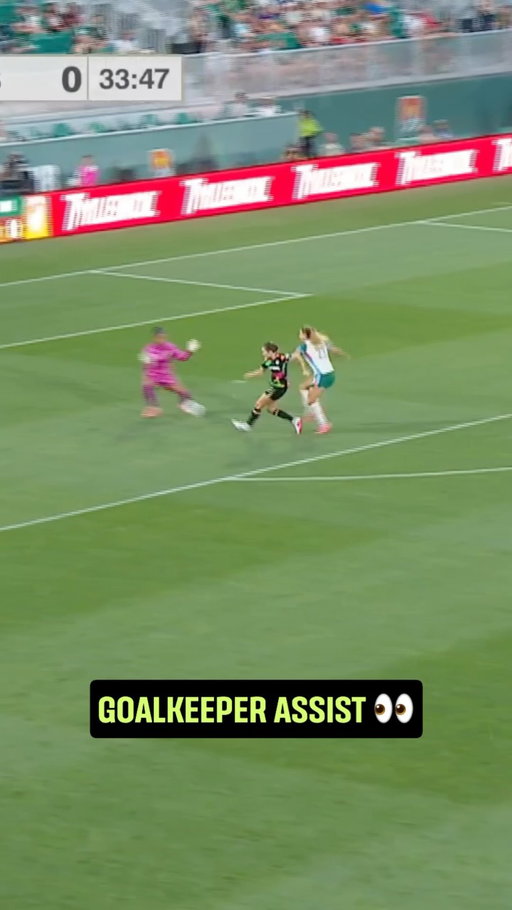 From one box to the other 🤯

Casey Murphy picks out Sammy Smith for just the fourth goalkeeper assist in NWSL history!