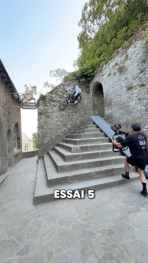 Essayer, encore et encore jusqu’à plaquer le wallride parfait 👌

🙋‍♂️ @krisskyle 
📍 @montsaintmichel_off