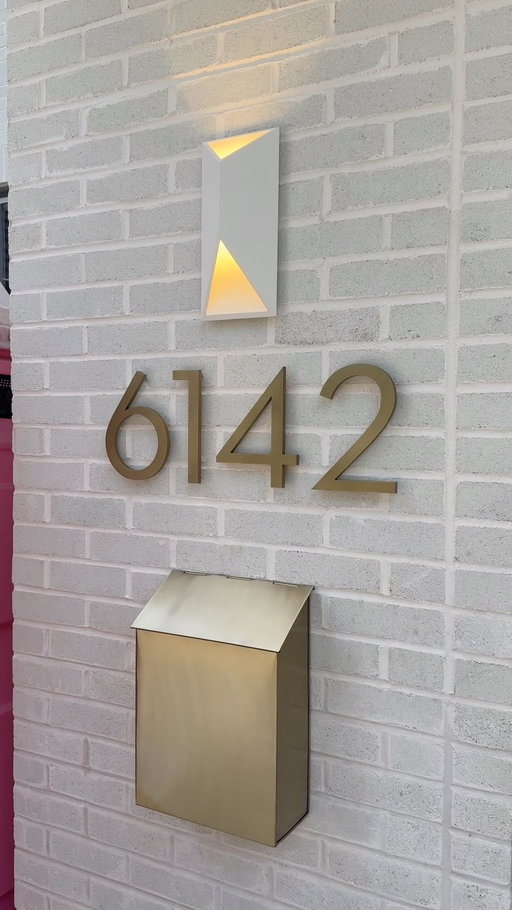 You know you’re close to an occupancy permit when…

Using @modernhousenumbers again, because nothing beats the quality, style and ease of installation. 

Our house numbers are the 8 inch Palm Springs in brass. 🤩

#housenumbers #modernhousenumbers #brickhouse #whitebrick #brassdecor