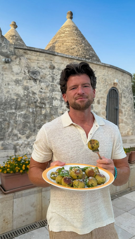 Zucchini Meatballs? 👀🇮🇹

In Italy, zucchini somehow find their way into everything during the summer… even meatballs! These crispy zucchini meatballs are one of my favorite ways to make the most of fresh summer zucchini. Instead of making zucchini pasta, give these a try. 

Recipe in the comments⬇️