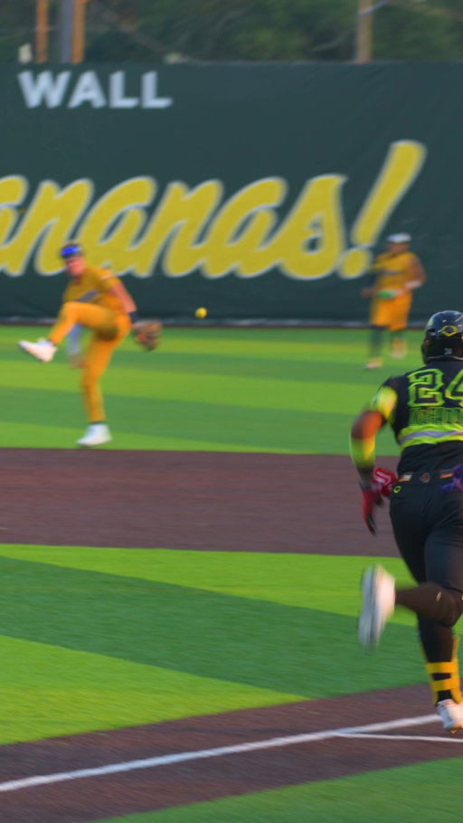Double trick plays like this are becoming routine for Jackson and Ziggy 👏

#bananaball #savannahbananas #baseballplayer #trickplay #mlbnews