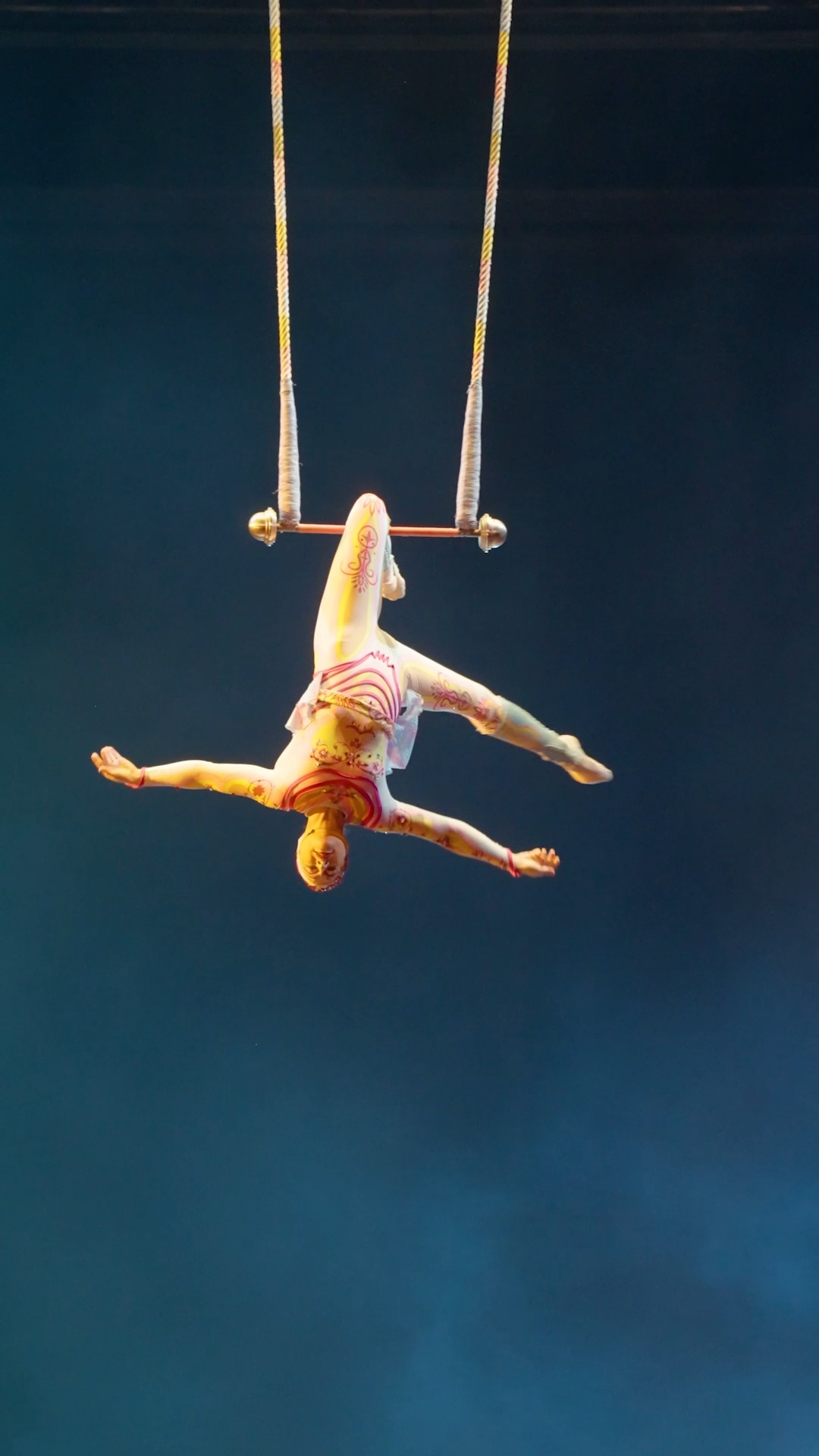 Trapeze queen 👸 @o.cirquedusoleil 

The show where everything happens in, on, and around water. Experience "O" by Cirque du Soleil in Las Vegas 💧

#CirqueduSoleil #LasVegas #ThingsToDoInVegas