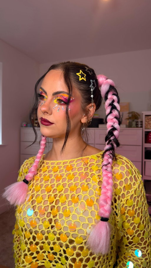 How to: easy rave hair ✨ save this down for your next festival 💃🏼 It's so fun to add some colour to your hairstyle using braiding hair (I get mine off Amazon). An idea I love is to match the hair colour to your outfit, or even try ombré braiding hair. And then of course you can elevate your look even more with accessories like ribbon, hair clips & scrunchies 🌈 

Who's going to try it?

products:
@panteneuk mousse
@got2b glued edges
@redken quick dry hairspray
hair clips amazon 

#ravehair #festivalhair #easyhairstyle #hairtutorial