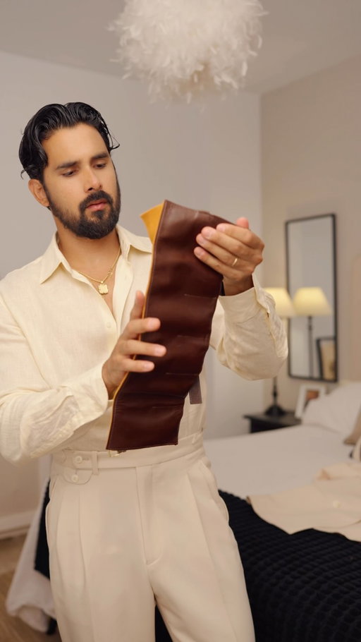 Men’s Elegant Fashion: Vanilla Suit, Shawl Lapel,Metal Collar Stays for Firm Style #grwm #suitstyle 

🇪🇸 Moda elegante para hombre: traje color vainilla, solapas tipo chal y tirantes metálicos para el cuello que aportan un aspecto estructurado.