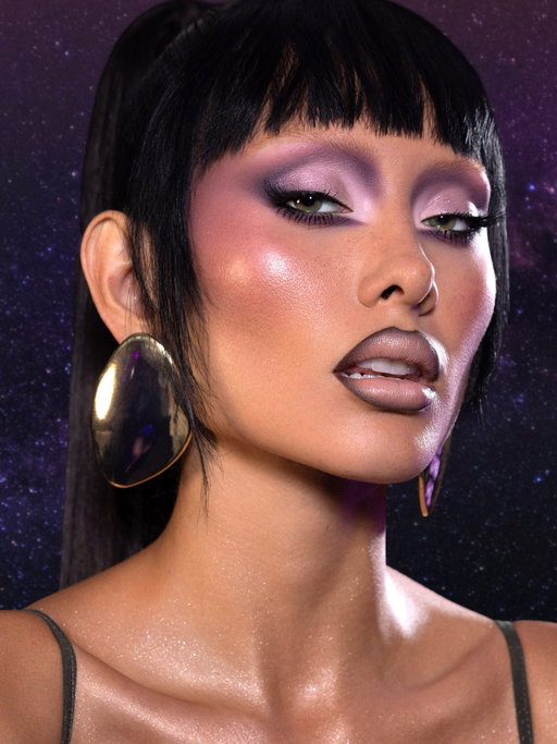 🔮 Making magic in Mexico at @makeupfest2026 🔮 and enjoying the sunshine in Isla Mujeres with bb ☀️ ¡Gracias, Cancún, por recibirme en el escenario para mi masterclass! Me divertí muchísimo enseñándoles a todos. ¡Qué energía tan increíble! 👉🏼👈🏼 @jessica_teran wears @blendbunnycosmetics “Pony Up” Pro Colored Pencil on lips and “Rated R” on the eyes, x @meicrosoft Flora and Fauna shadow palettes, Pro Cheek Palette and Medium/Tan Structure Palette, @anastasiabeverlyhills eyeshadow primer, Lash Sculpt Mascara and Brow Freeze, @westmorebeauty Body Coverage Perfector and Finishing Powder, @rarebeauty Concealer, @embryolisse Lait Crème Concentrate, @celesteswitala Filthy Rich Face Oil, @maccosmetics “Blankety” Lipstick, @kfervaltierra Piedra Precious Barbie and Platinum shimmer spray, brushes from @yelikamakeupcollection @avenue.beauty1 @krystelleleecosmetics @blendbunnycosmetics @mykitco 📸 Shot live on @canonusa R5 with @godox_global lighting.
