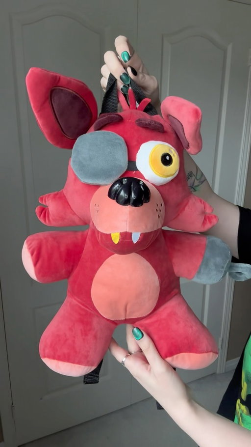 🦊 FOXY BACKPACK! ❤️ This is the adorable Foxy plush backpack from @bioworld! Highly recommend this one for any FNAF fan, especially if they love Foxy (he’s my favourite too)! 

I found this one at my local @hottopic, but I’ve also seen it through @spirithalloween, @gamestop and @ebgamescan’s sites! 

#foxythepirate #foxy #fnaf #fivenightsatfreddys #fnaf2movie