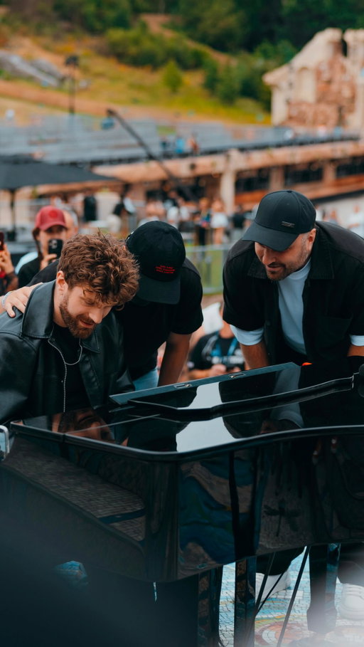 @martingarrix joined me with @iambonn for a surprise performance at @tomorrowland 🤯

I was playing piano outside the Tomorrowland mainstage when a guy wearing a cap and a mask walked up and asked me to play « High On Life »

A few seconds later I realized who it was.

It was Martin Garrix.

Then Martin borrowed a guitar from someone sitting on the grass, Bonn asked if he could sing, and suddenly we were performing together in front of everyone 🦋❤️