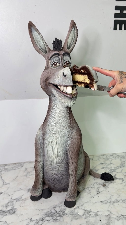 This Donkey CAKE has layersssss 🍰 #shrek #donkey #cake #cakedecorating #cakes