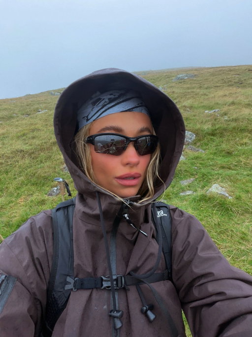 @blacks_online x @salomon 

What a HOOT!

We met for an initial safety briefing, which was kindly led by @trekking.tom.experiences thank you so much for teaching me and leading the way! Then we set off to hike Helvellyn with some really cool people ⛰️

Even though the weather wasn’t on our side, we had the most incredible time! It’s exciting being exposed to all weather types I find, I call it character building. It also helps to build your confidence out on the trails, but it just shows how amazing the outdoors is, no matter the weather we were all still smiling and just so happy to be with each other. 10/10 energy 🤌🏼

Thank you so much 🖤 

#outside #gorpcore #hiking #mountains