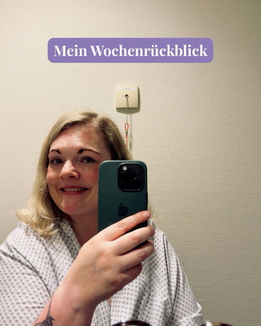 Huch, ist heute Montag? 😅
Hier kommt ein schneller Wochenrückblick:

1. So seh ich aus, wenn ich ne halbe Stunde im MRT aufm Bauch gelegen hab. Mein jährlicher Check-Up in der Uniklinik und euer Reminder: Denkt an die Vorsorge! 🎀 Lasst auch ein Brustultraschall machen - auch wenn man es selbst zahlen muss 🫶🏻
2. Ich war zum ersten Mal so richtig Matsch nach einem MRT (und ich lag schon oft in dem Ding). Kein Wunder bei schwülen 34 Grad. Kam mir vor wie in einer Mikrowelle und musste flacher atmen – das ist gar kein Problem, wenn man nassgeschwitzt, mit eingeschlafenen Händen und schmerzendem Zugang aufm Bauch in einer heißen Röhre liegt... 🤪🤡
3. Es war so schwül an dem Tag und ich hab zum zweiten Mal in vier Wochen Regen gesehen, juche!
4. Co-Working-Day mit Torsten von @diejungskochenundbacken im @omalorefoodstudio. Danke fürs leckere Mittagessen! 🥰
5. Gab einen Abend Crispy Lachs Bowl, diesmal ohne Avocado, aber mit asiatischem Gurkensalat. Sooo gut!
6. Spontan mit @thesoulstuff beim Live-Podcast von @tellmemordpodcast gewesen ☺️
7. Diesmal mit @mikanoid, @thesoulstuff und @adryiano bei @feinrippundgold gewesen.
8. Sonntagnachmittag im Liegesessel mit Eiskonfekt im klimatisierten Kino liegen, großartig! 😮‍💨
9. Ihr könnt über Die Odyssee sagen, was ihr wollt, mich hats gefesselt und ich fands sehr unterhaltsam. Vor allem aber, weil ich den ganzen Nerd-Stuff rund um die Produktion liebe! 🥰 
10. Wenns nicht so heiß ist, ist es einfach voll schön!
11. Mein liebstes Sushi von @sushininja_ dann auf der Couch ✌🏻
12. War kurzweilig, hat mich aber nicht sooo abgeholt.

🙋🏼‍♀️ Kommt gut durch die Woche, hier ist es schon wieder heiß und schwül 🫠