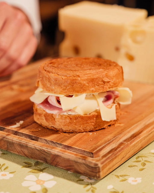 🇫🇷 COMING TO HOUSTON: Café Feuillette (@feuillette_officiel) a French café and bakery from acclaimed baker and pastry chef @jeanfrancoisfeuillette, is opening its first U.S. location (@feuillette_us) at River Oaks District (@RODistrict) at 4444 Westheimer in November 2026.

👨‍🍳 The Houston café will be only the fifth Café Feuillette and the first outside of France. According to the announcement, Feuillette personally selected Houston as the city for the brand’s U.S. debut.

☕️ Café Feuillette will open daily at 6 a.m. with an extensive coffee program that includes signature “pastry drinks” inspired by classic French desserts. Breakfast offerings will include eggs and housemade savory “rolls” — a French take on the croissant — with fillings such as ham and cheese or avocado and salmon.

🍮 The menu is made entirely in-house and will also feature salads, sandwiches and a sizable selection of French baked goods and pastries. Among Café Feuillette’s signature dishes are its Vanilla Flan and Brioche Feuillette, both made fresh in-house daily. Also expect filled madeleines, canelés, brioches, chocolate fondant, éclairs, Paris-Brest and chocolate-covered teddy bear marshmallows called “Nounours.”

✍️ @PhaedraCook
📸 Photos courtesy of @Feuillette_Officiel.