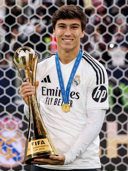 COMUNICADO OFICIAL
El Real Madrid C. F. y el Fulham FC han acordado el traspaso de nuestro jugador Gonzalo García.
Gonzalo llegó al Real Madrid en 2014 con tan solo 10 años y ha formado parte de nuestro club durante once temporadas. Defendiendo la camiseta del primer equipo ha ganado 1 Mundial de Clubes y 1 Liga.
Gonzalo siempre ha representado de manera ejemplar los valores del Real Madrid. Nuestro club le agradece su compromiso y su entrega en todos estos años.
El Real Madrid, que siempre será su casa, le desea a él y a su familia lo mejor en esta nueva etapa de su vida.
-
Real Madrid C. F. and Fulham FC have agreed on the transfer of our player Gonzalo García.
Gonzalo joined Real Madrid in 2014 at just 10 years old and has been a part of our club for eleven seasons. While wearing the first team's jersey, he has won 1 Club World Cup and 1 League title.
Gonzalo has always exemplified the values of Real Madrid in an exemplary manner. Our club thanks him for his commitment and dedication throughout these years.
Real Madrid, which will always be his home, wishes him and his family the very best in this new stage of his life.
#RealMadrid | #GraciasGonzalo