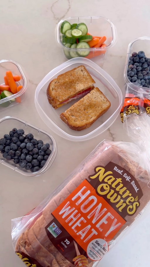 Are you ready to be Breaducated? 🍞📚 

My son’s Team Turkey, my daughter’s Team Grilled Cheese and some days you just make two sandwiches for back to school, that’s parenting 🤷🏽‍♀️ We love @naturesownbread Honey Wheat Bread and I feel good about feeding it to my family since it has simple ingredients, same great taste, Non-GMO Verified, and now scoring excellent on the Yuka app! 

🦃 turkey + salami sandwich 
🧀 grilled cheese 

Packed with veggies + fruit ✨ 

Shaan loved it 😉 

#NaturesOwnPartner #BackToSchool #GetBreaducated #ad