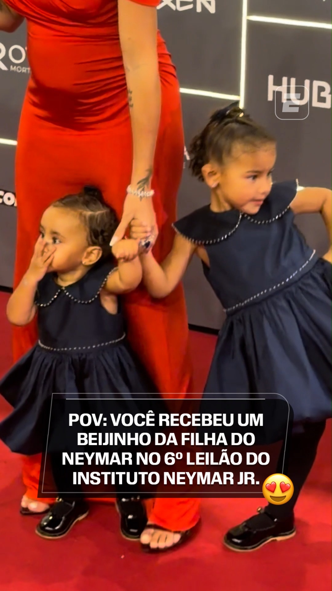 QUE FOFURA! 😍😍 Durante a sexta edição do Leilão do Instituto Projeto Neymar Jr., a família de Neymar passou pelo tapete vermelho e a pequena Mel roubou a cena! 💖 Cheia de simpatia, a filhinha do camisa 10 do Santos mandou beijinhos para todos os presentes. 🥰

#FutebolNaESPN #Neymar #Santos