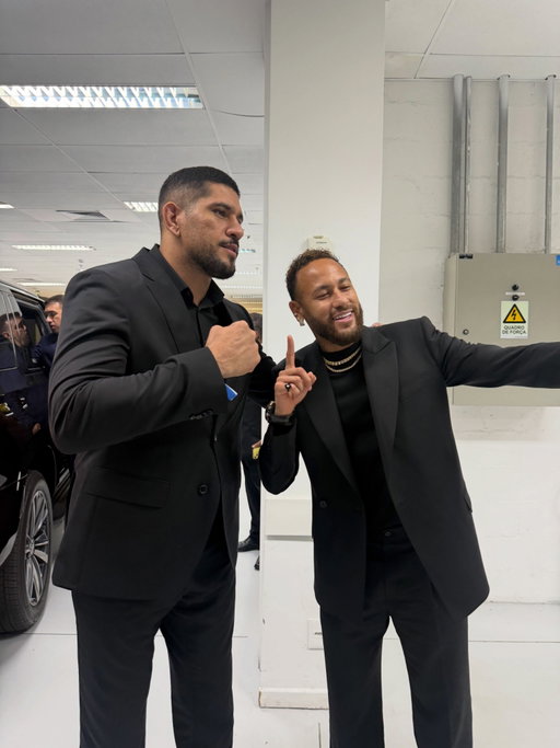 Hoje fui, junto com meus dois filhos, à sexta edição do leilão do Instituto Projeto @neymarjr 

Quero agradecer pelo convite e dizer que foi uma satisfação poder contribuir doando uma experiência comigo para ser leiloada. Sempre que eu puder ajudar um projeto sério, que faz a diferença na vida de tantas crianças e famílias, podem contar comigo.

Parabéns ao Neymar, à família e a toda a equipe pelo trabalho que vêm fazendo. Que Deus continue abençoando esse projeto e que ele continue crescendo cada vez mais.

Obrigado pelo carinho de todos. Foi um prazer fazer parte desse momento. CHAMA 🔥