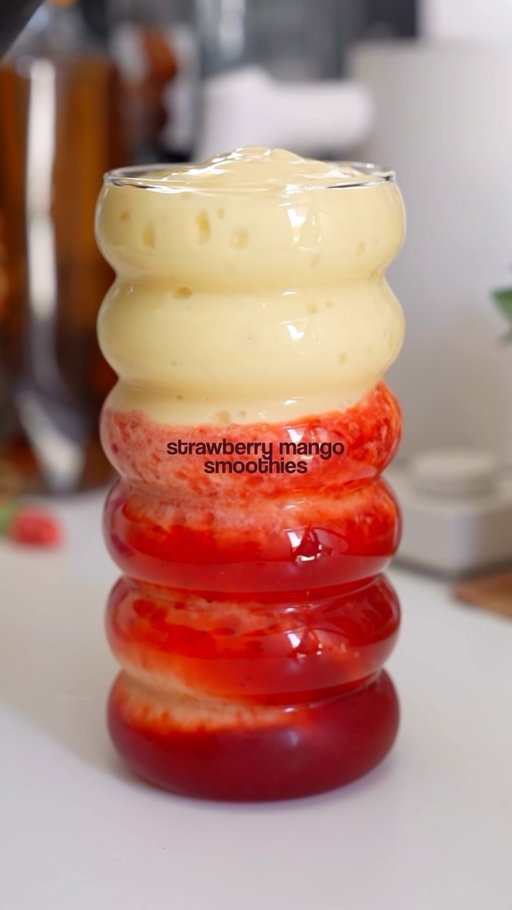 you have leftover mangoes and somehow end up making the prettiest little smoothie 🍓🥭🤤

— 100g frozen mangoes
— A bit of condensed milk ( optional )
— 100ml milk of choice
— Blend it together
— Add 30ml strawberry puree
— Pour your blended mango

.

#strawberrymango #refreshingsmoothie #strawberrymangosmoothie #homecafemalaysia #summerdrink