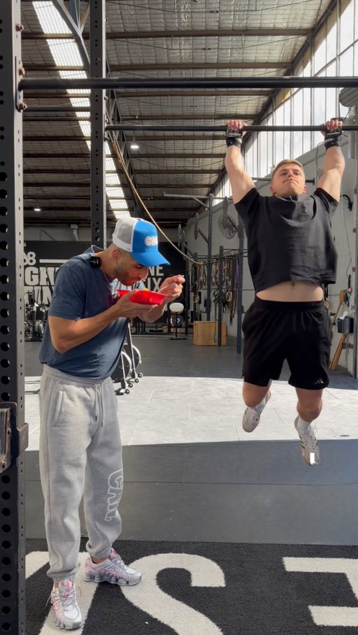 CrossFitters vs a competitive eater. 10 reps for them. One MYMC PRO meal for me.

Let’s see who finishes first 👀💪 @mymusclechef 

#mymusclechef #mealprep #proteingains #muscleup #macros
