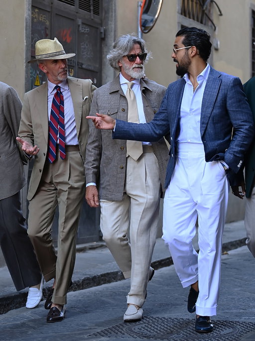 @gui_bo, @franz_1955, and @magno_scavo on the streets of Florence..

@blandindelloye 

#pitti #pitti110 #pittiuomo #streetstyles #sprezzatura