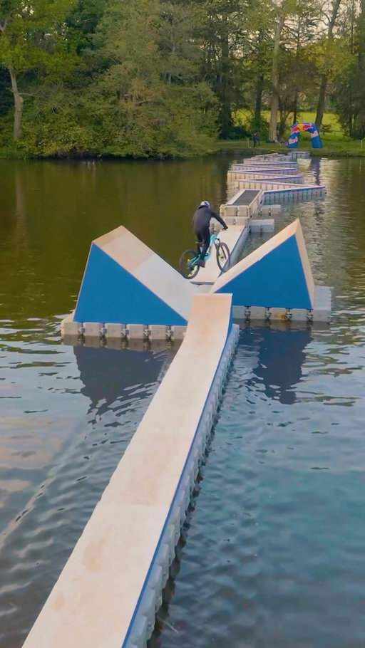 ⭐️⭐️⭐️⭐️⭐️ for that first dismount 

🚲: @danny_macaskill 
📍: @redbulluk 

#redbull #givesyouwiiings #energydrink #bike #obstaclecourse