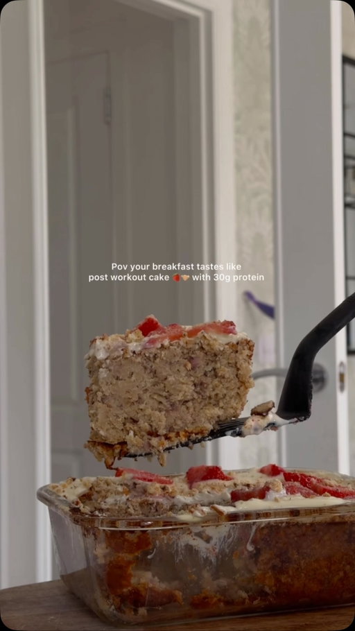 Strawberry shortcake baked oats for your breakfast this week? I think yes👉🏼
(Makes 4 servings)
- 265g oats 
- 80g vanilla protein powder 
- 475ml almond milk 
- 1 tsp baking powder
- 1tbsp maple syrup 
- 4 tbsp chia seeds
- 4 strawberries mashed 
- 200g alpro protein Greek yogurt 
- handful strawberry halves 

Instructions

1. In a big bowl mix together the oats, protein, almond milk, baking powder, maple syrup until well combined
2. In a small bowl mash 4 strawberries and mix in the 4 tbsp chia seeds to form a “jam”
3. Mix the jam into the oat batter
Pre heat oven to 180 degrees and bake oats for 40 minutes or until golden
4. Remove the oats and let cool before topping with a layer of yogurt and chopped strawberries.
5. Cut into 4 huge portions for the week ahead with 32g protein per serve

#highproteinbreakfast #vegan #bakedoats #mealprep