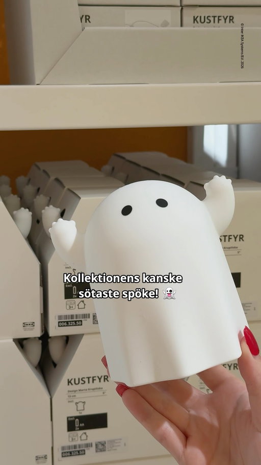 Vissa detaljer är svåra att motstå... som små spök-händer som sticker upp ur kartongen! 👻📦 

Räck upp handen om du också föll för det här 
lilla spöket! 🙋‍♀️
 
KUSTFYR kollektion finns online och i alla varuhus 7/8 2026, förutom IKEA Uppsala och IKEA Stockholm Mall of Scandinavia.

#IKEASverige #KUSTFYR #spöke #dekoration #lampa‌