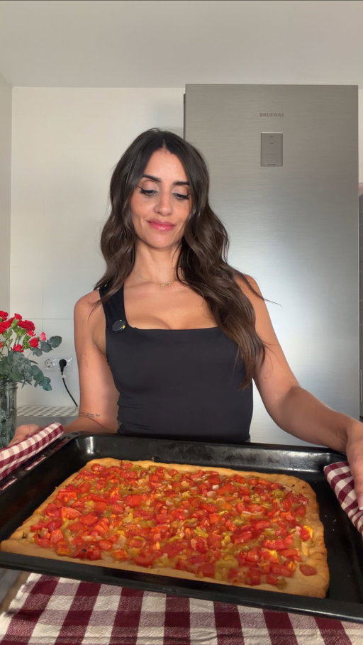 Coca de trempó 🍅

Esta receta típica de Mallorca, me recuerda mucho a cuabdo la hacia con mis abuelas ❤️

🗒️ INGREDIENTES:
-250ml de cerveza 
-250ml de aceite de oliva suave
-Harina de trigo (la que necesite)
-Tomates
-Cebolla
-Pimiento verde
-Sal y pimienta 

👩🏽‍🍳PREPARACIÓN:
-El tiempo de horneado dependerá del grosor de la masa. La mía era finita y ha estado unos 35 minutos a 180 grados.

#recetasfaciles #recetascaseras #mallorca #cocadetrempó #cocinaespañola