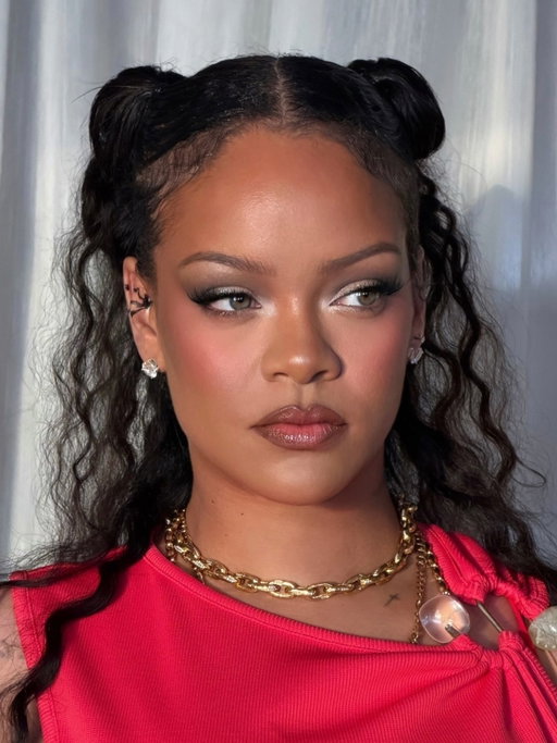 BARBADOS BADDIE!!! 😍🙂‍↔️

@badgalriri gives glowin' + bronzed perfection. Get her look ⬇️

Sun Stalk'r Souffle Cream Bronzer in 'Maple Glaze'
Diamond Bomb in 'How Many Carats?!'
Trace'd Out Lip Liner in 'Rose Amber'
Gloss Bomb Stix in 'High'Biscus'

Glam by @artbyhector

Shop Rihanna’s look now at @sephora, @ultabeauty, @lookfantastic, @bootsuk, @spacenk, @cultbeauty, @tirabeauty, @douglasnederland and fentybeauty.com! 🛍️
