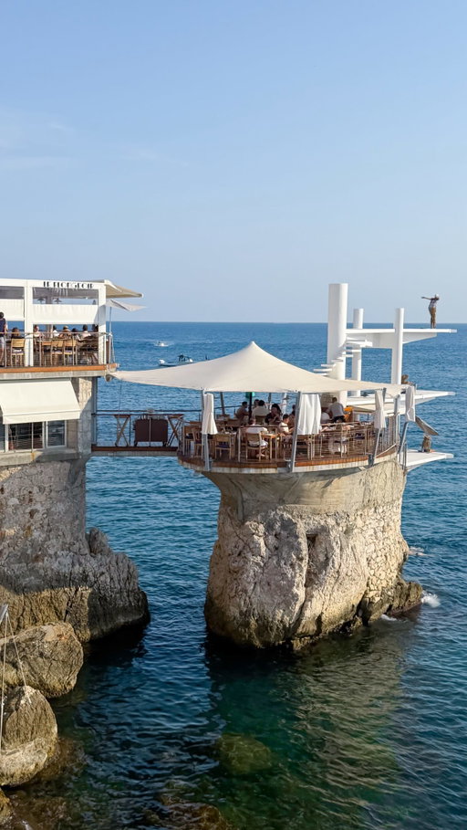 Dine in the heart of the waves at this famous French restaurant in Nice.

Dramatically perched on a rocky outcrop above the Mediterranean, @leplongeoir has earned its place as one of Nice’s most iconic restaurants. With unrivalled views across the Baie des Anges, it’s the perfect setting for a leisurely lunch or a sunset dinner.

📍60 Bd Franck Pilatte, 06300 Nice, France

#NiceFrance #PlacestovisitinNice #FrenchRiviera #RestaurantsinNice #SummerinFrance
