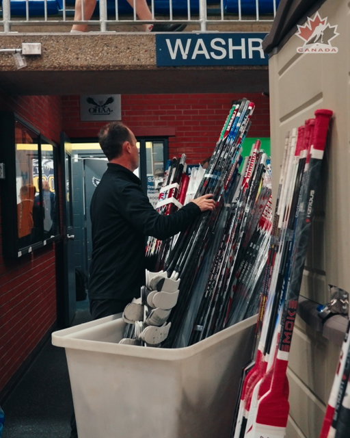 What does it take to move a hockey team? Stay up late with the equipment crew as it moves 🇨🇦 from its pre-tournament home at @nait to @rogersplace for the #HlinkaGretzkyCup. 🚚 

Que faut-il pour déménager une équipe de hockey? Accompagnez l’équipe responsable de l’équipement jusque tard dans la soirée tandis qu’elle orchestre le déménagement du 🇨🇦 du NAIT Arena à la Rogers Place en vue de la #CoupeHlinkaGretzky. 🚚