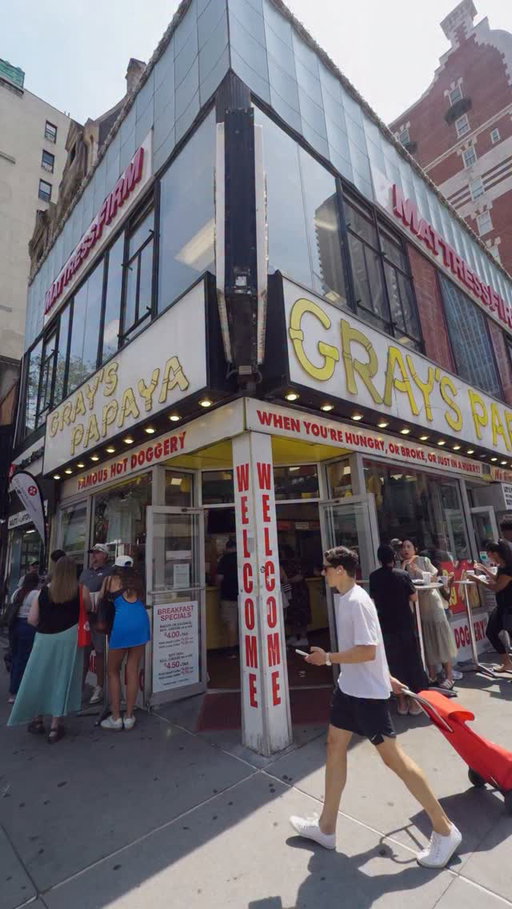 TONY is out in select theaters August 7th and nationwide August 21st. So I decided to highlight one of Bourdain’s favorite NYC eateries. #A24Partner @tonymovie 

📍 Gray’s Papaya (@grayspapayanyc)
2090 Broadway, New York, NY 10023

Follow me for more stories about people and food. 🌭