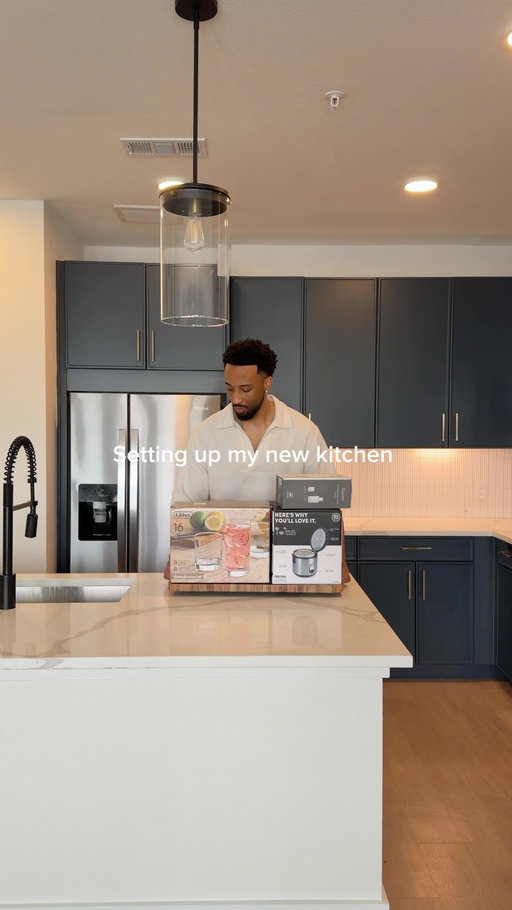 Setting up my new kitchen and it came out better than expected. What do you think? 

#menslifestyle #kitcheninspiration #kitchendesign #interiordesign #homedecor