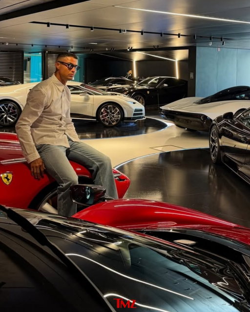 🏎️🔥 Cristiano Ronaldo poses in the garage with his "toys." 

📷: Instagram/cristiano