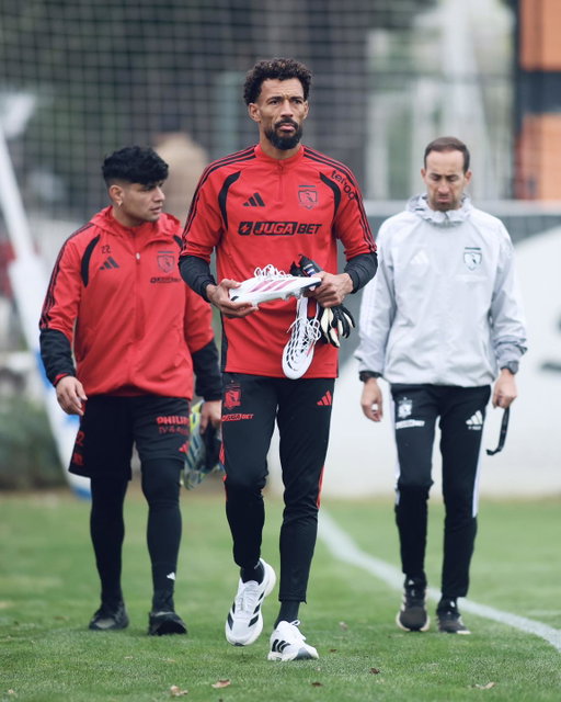 Primeiro treino concluído. ⚽
Primeiro dia de trabalho feito. 
Muito feliz por começar esta caminhada e por vestir estas cores.
Vamos Colo-Colo! 🤟🏿

📸 @sebaordenesfotos