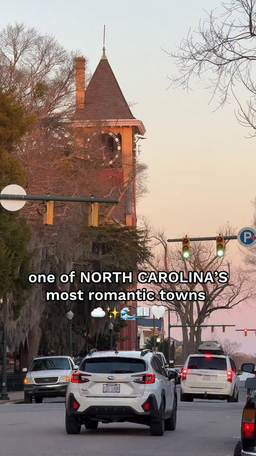 Did you know one of the most romantic towns in North Carolina is also where The Notebook was set AND the birthplace of Pepsi? 😍💙✨ @visitnewbern 

📍New Bern, North Carolina 

FOLLOW me @jensensavannah for more fun things to do in the Carolinas and TAG who you want to go to New Bern with! 

#newbern #pepsi #northcarolina #visitnc #travel