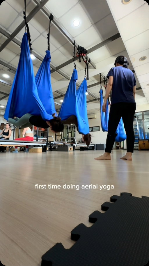 aerial yoga (this was a year ago but i lowkey miss the stretch HHAHSHAHSHA) #aerialyoga #yoga #pilates