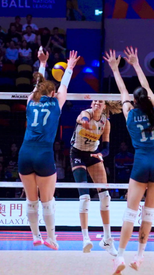 #VNL2026: JÚLIA BERGMANN ENTREGOU TUDO! 🇧🇷🔥

Uma das grandes protagonistas da campanha do Brasil na VNL, brilhando do primeiro ao último jogo. 💚💛

Qual foi o seu momento favorito da Júlia nesta edição? 👇✨

📺 Reveja os melhores momentos na VBTV – link na bio

🏐 #BePartOfTheGame #Volleyball #Volei