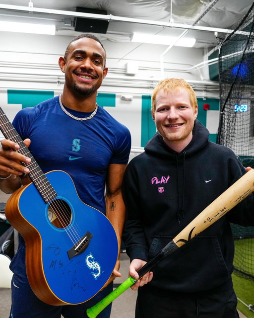 Ed Sheeran’s preshow routine looked a little different this past weekend 🎸⚾