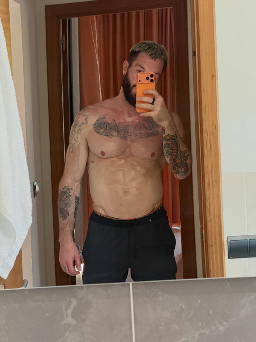 People always ask how I stay in shape when I’m constantly travelling and to be honest the answer is more about food than it is working out. When I’m at home (London or Vegas) i always eat meal prep food so it’s super easy but here’s an example of what I’m buying from the shops when I’m travelling. Just landed in Ibiza and went straight to the supermarket for all this stuff. I appreciate it’s not perfect but I literally have zero interest in cooking so this is how it is 😆💪🏼
I eat about 3000 calories a day and minimum 200g protein
